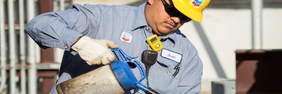 ISO 281: Lubricant Cleanliness has a Bearing on Bearing Life Man pouring oil