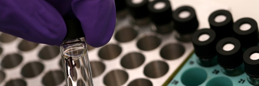 Measuring Lubricant Cleanliness with Particle Counting Test Tube