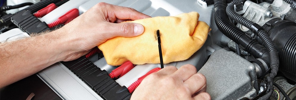 Understand GM's dexos1 Mechanic wipes Oil on cloth