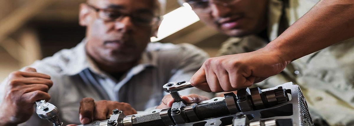 Delo SmartChoice Men working on engine