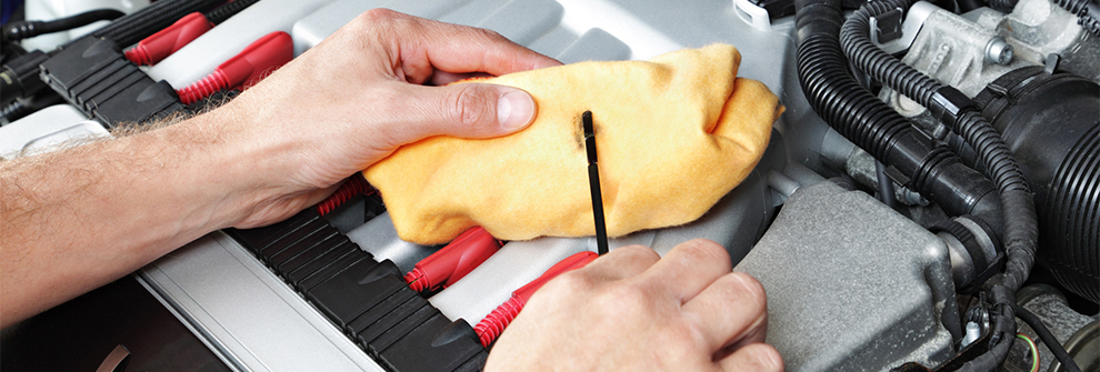 Understand GM's dexos1 Mechanic wipes Oil on cloth