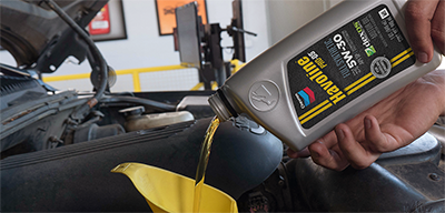 Become a Havoline Installer Pouring oil into engine